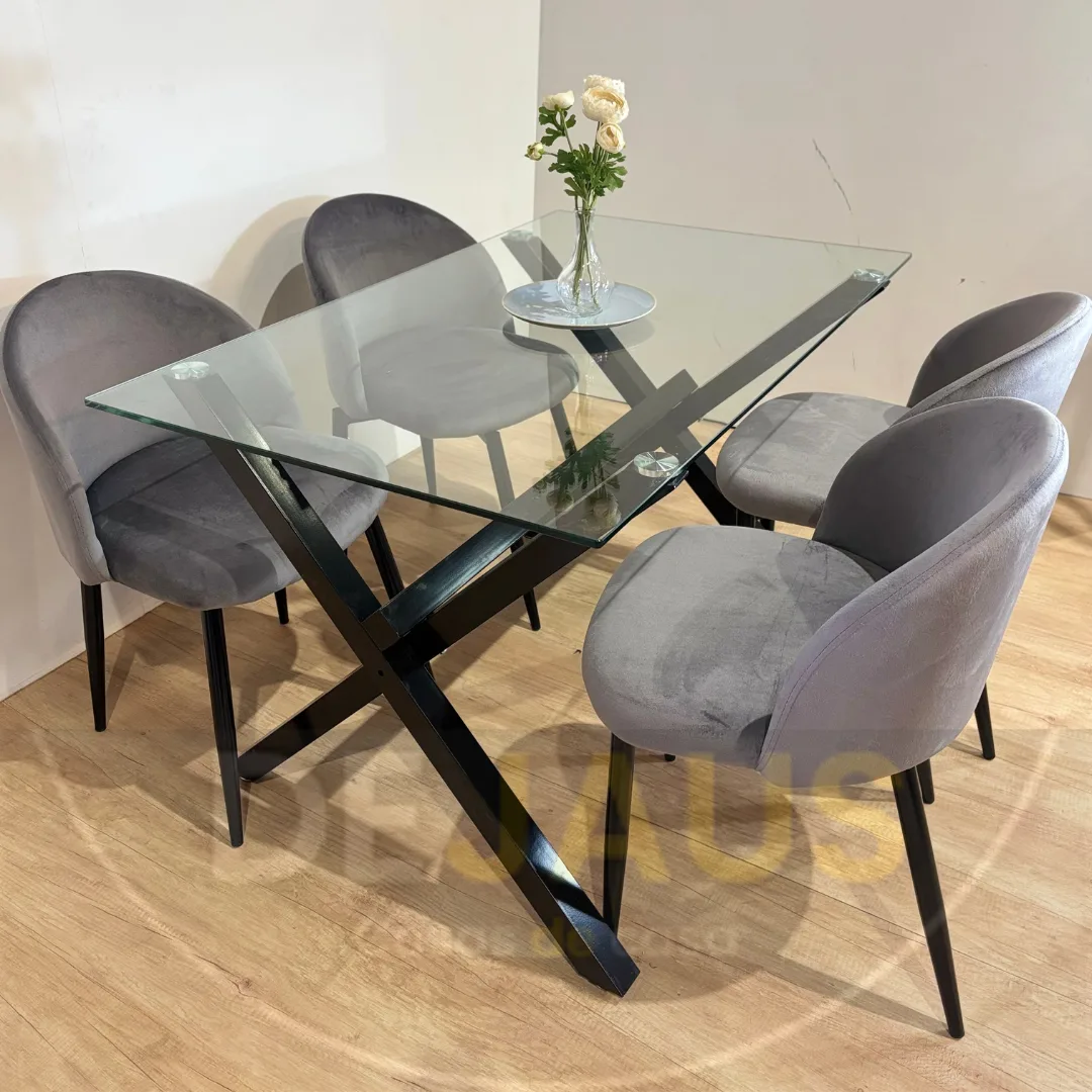Mesa Medlock Black con 4 Silla Tokio Lisa Black