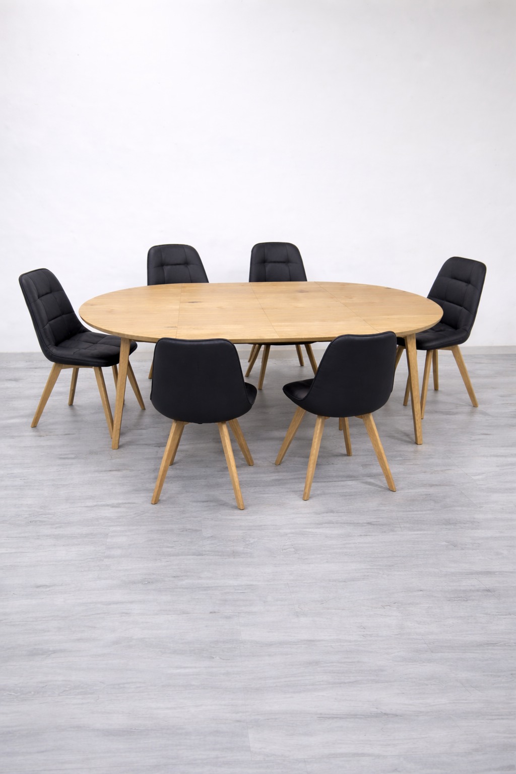 Mesa Expandible Wood con 6 Sillas Capitone Felpa