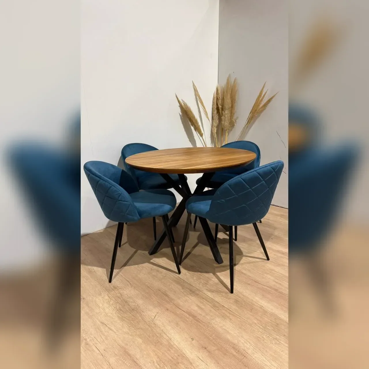 Comedor de Mesa Redonda Nordica X con 4 Sillas Tokio Felpa Black
