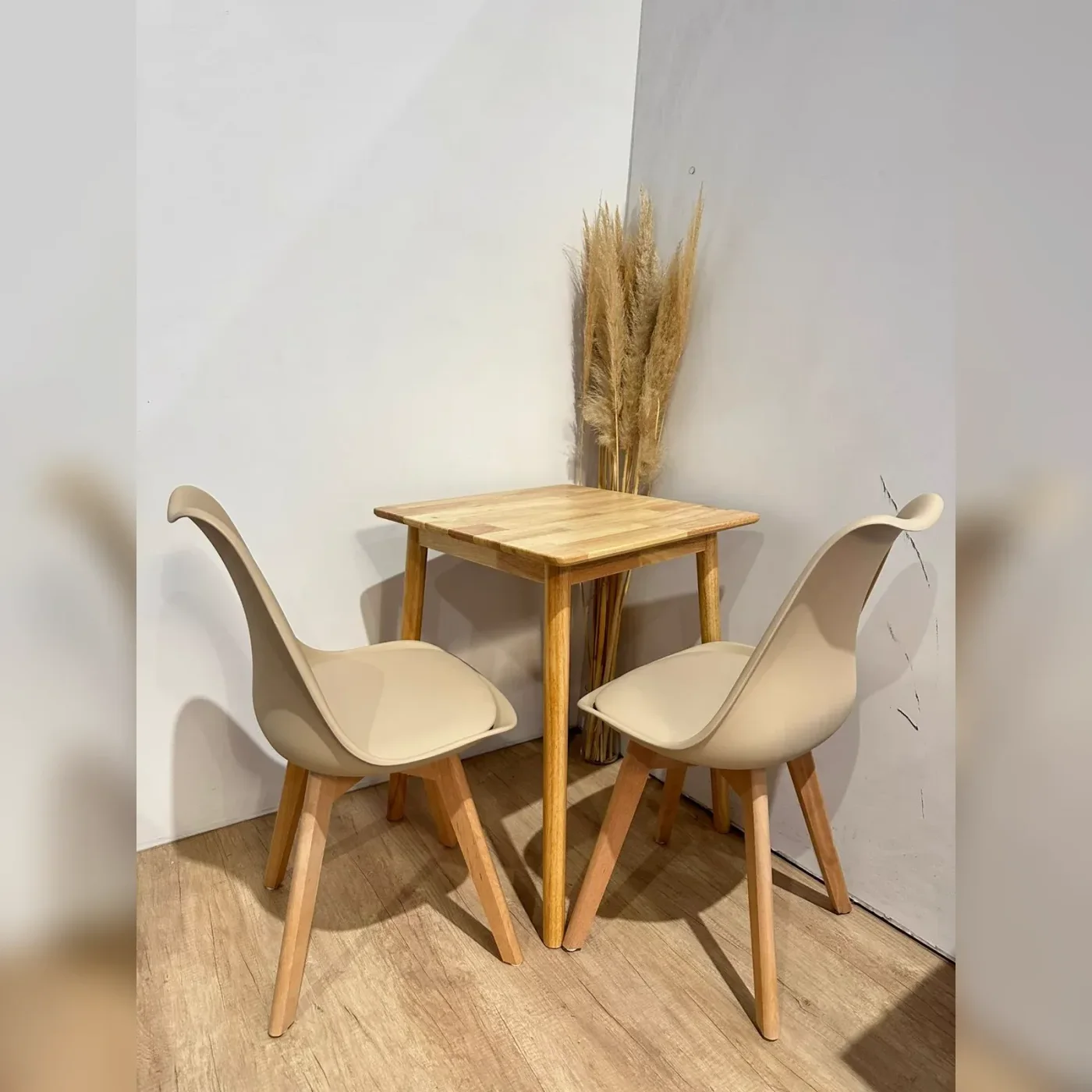 Mesa de Comedor Vema con 2 Sillas Tulip