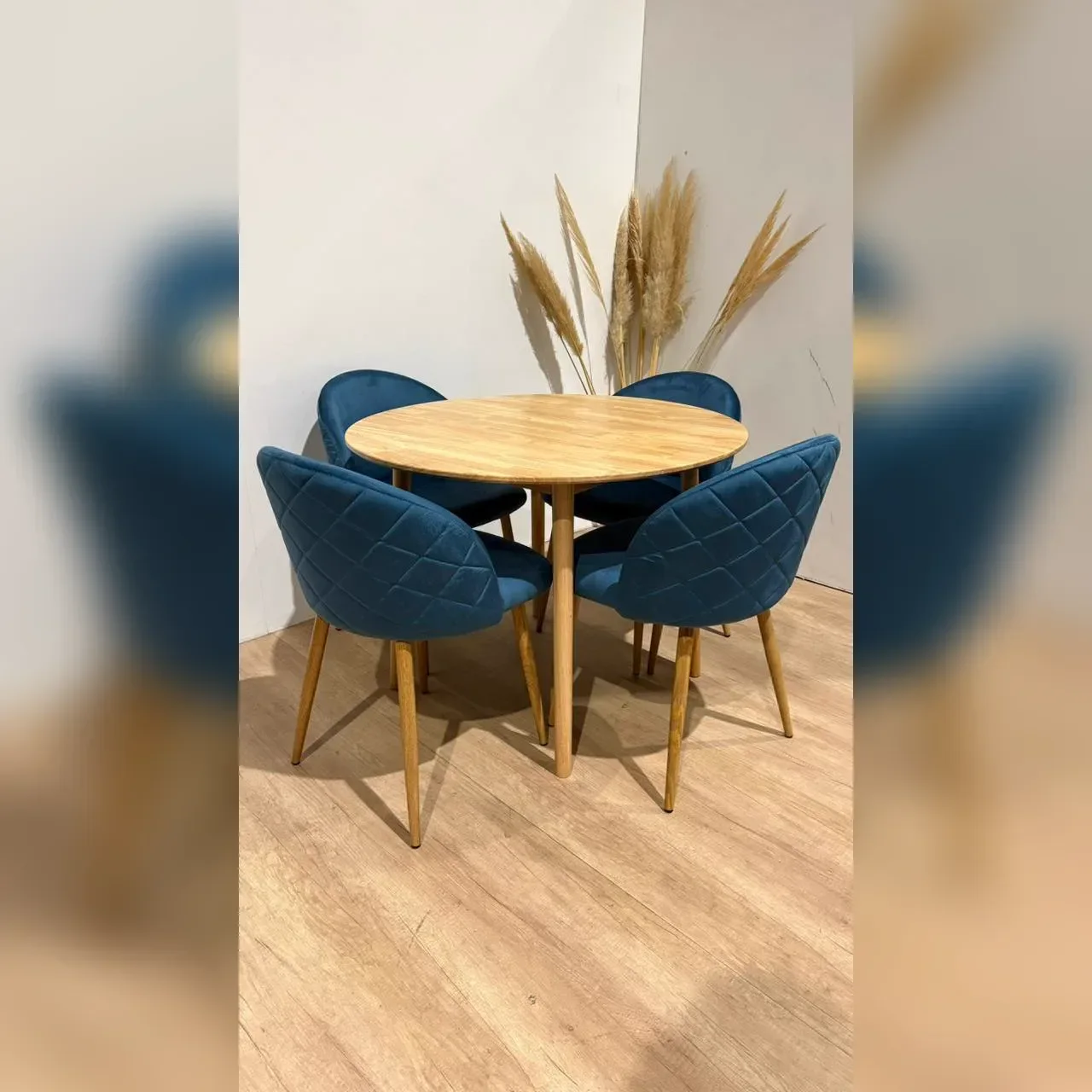 Mesa de Comedor Vema Redonda con 4 Sillas Tokio Felpa
