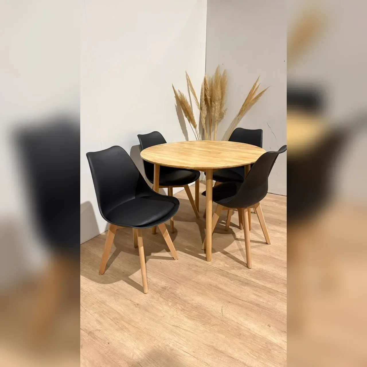 Mesa de Comedor Vema redonda con 4 Sillas Tulip