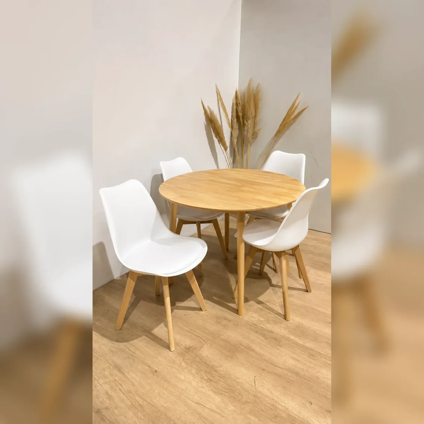 Mesa de Comedor Vema redonda con 4 Sillas Tulip
