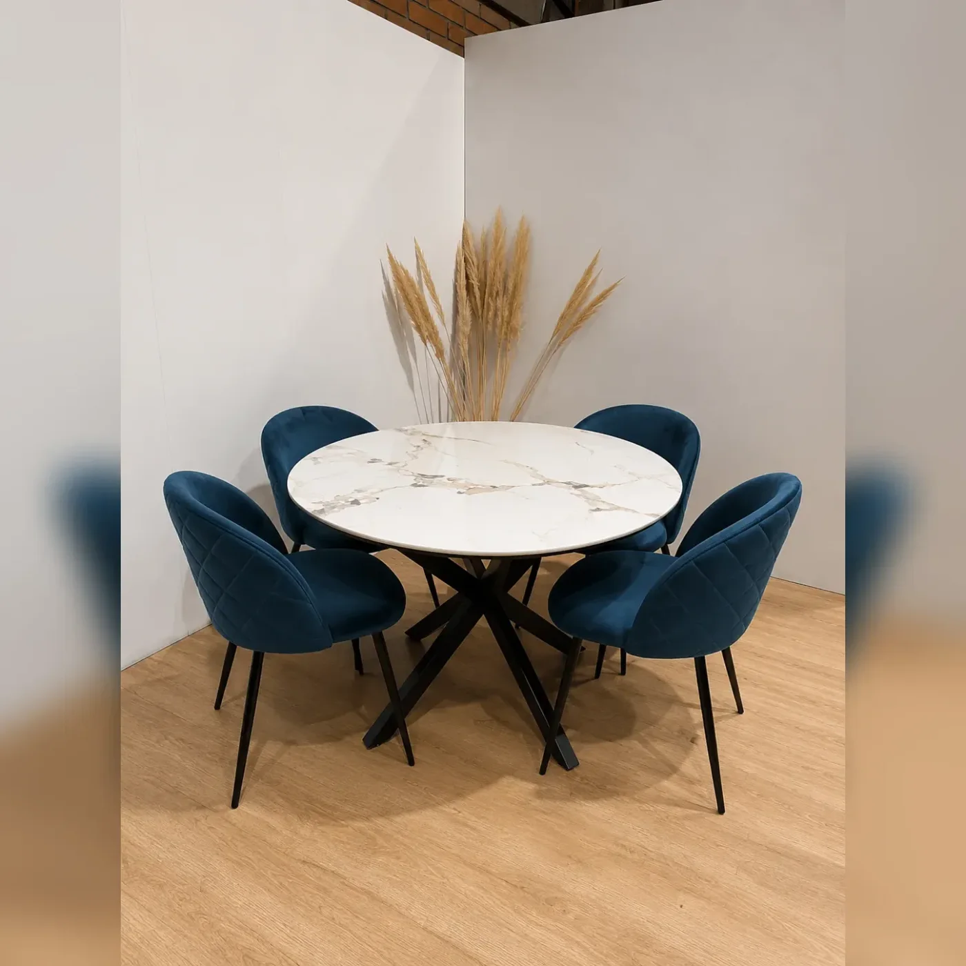 Mesa de Comedor Warwick Redonda Stone mas 4 Sillas Tokio Felpa Black