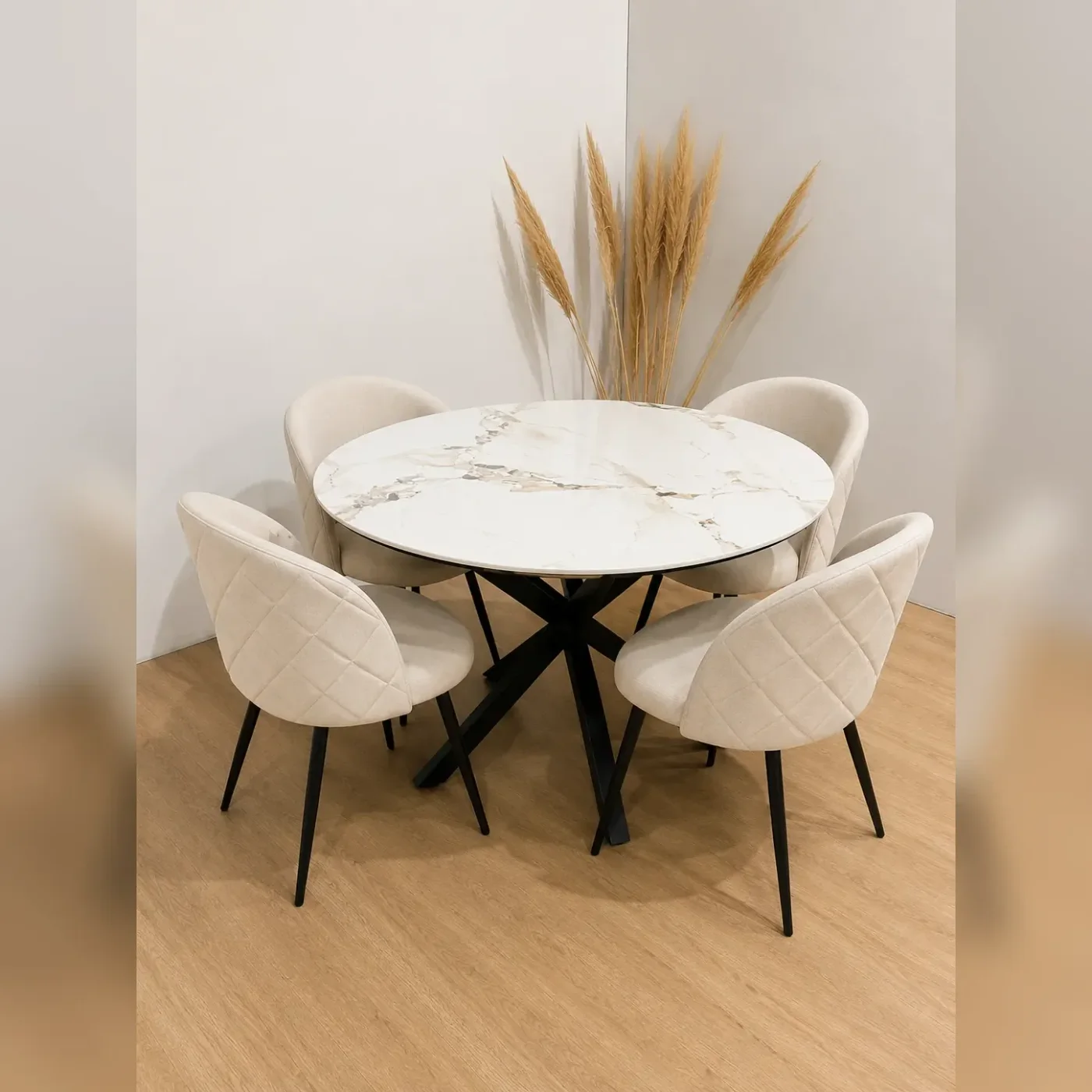 Mesa de Comedor Warwick Redonda Stone mas 4 Sillas Tokio Felpa Black