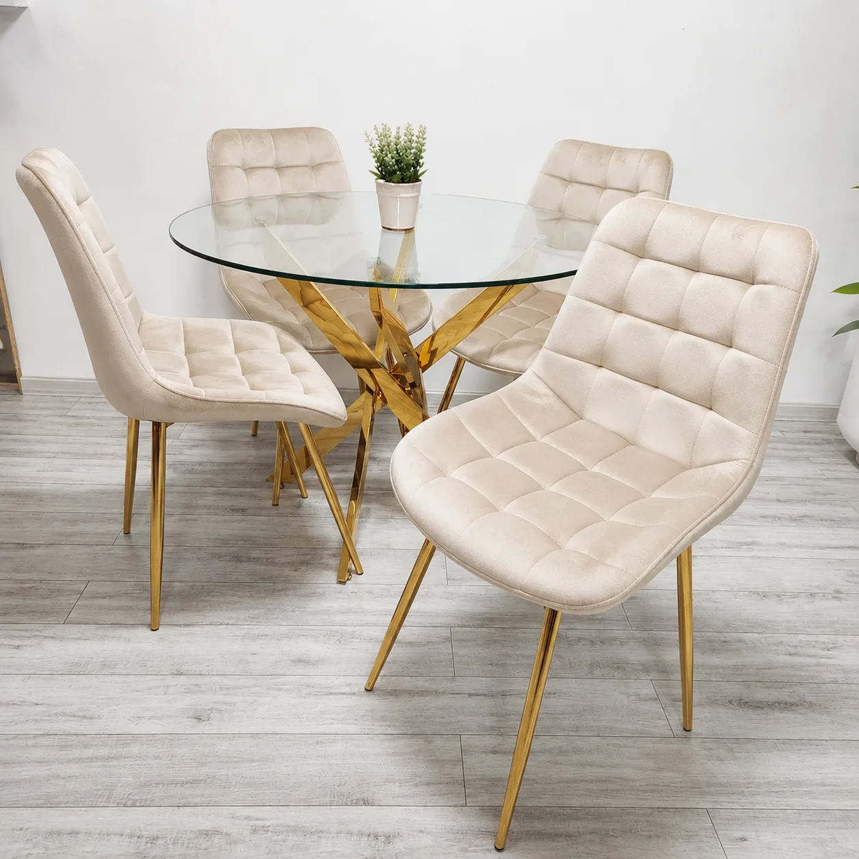 Mesa Dubai Gold con 4 Sillas Botón Gold