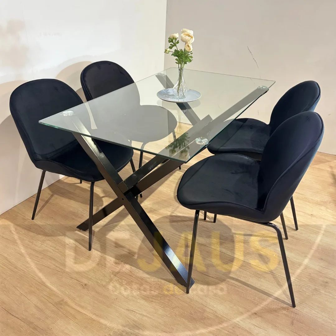 Mesa Medlock Black con 4 Sillas Beetle Black