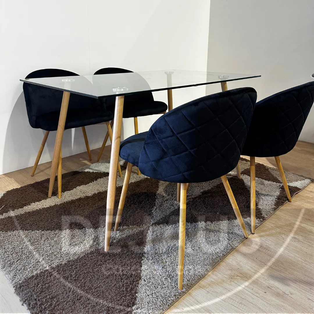 Mesa Nórdica Four con Sillas Tokio Felpa