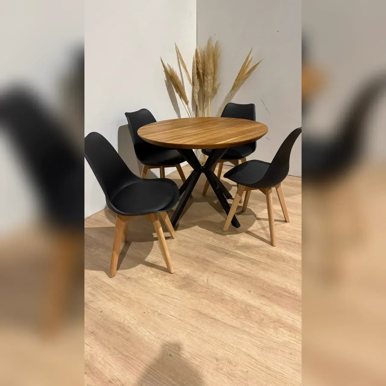 Mesa Nordica Redonda X con 4 Sillas Tulip