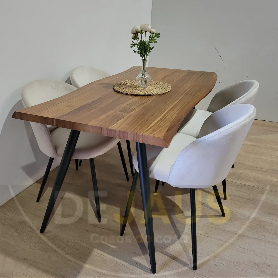 Mesa rectangular Nordica con 4 Sillas Tokio Felpa Black
