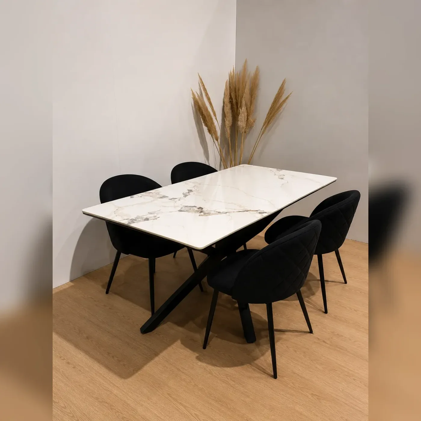 Mesa Rectangular Warwick Stone con 4 Silla Tokio Felpa Black