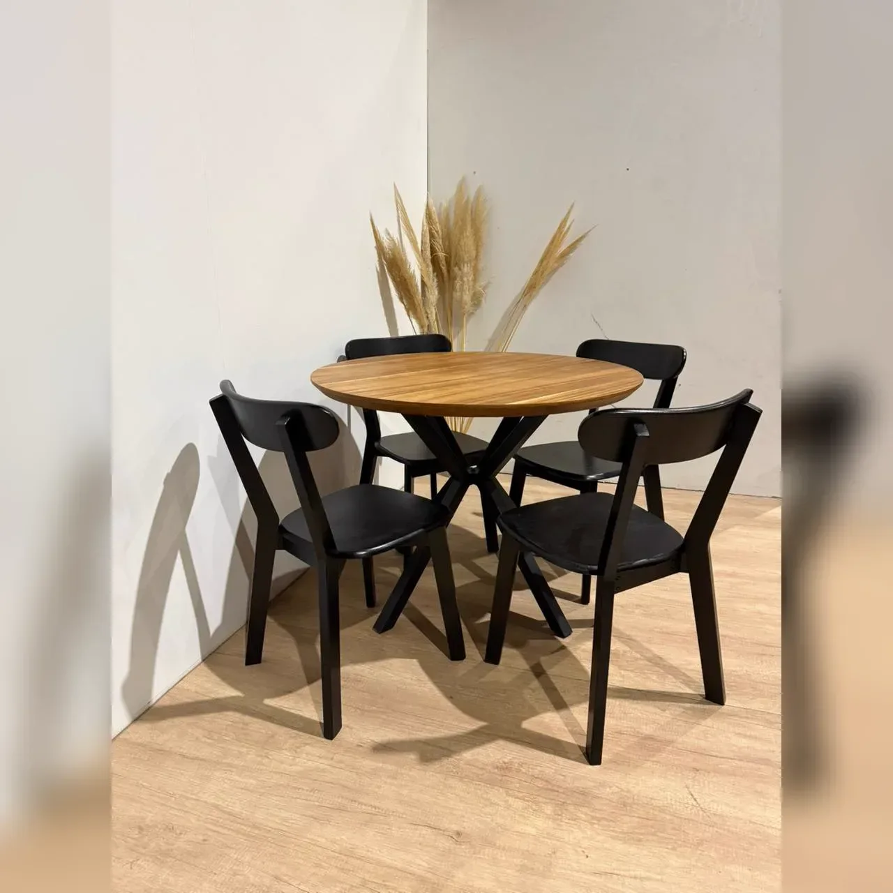 Mesa Redonda Nordica X con 4 Sillas Fresno Madera Negro